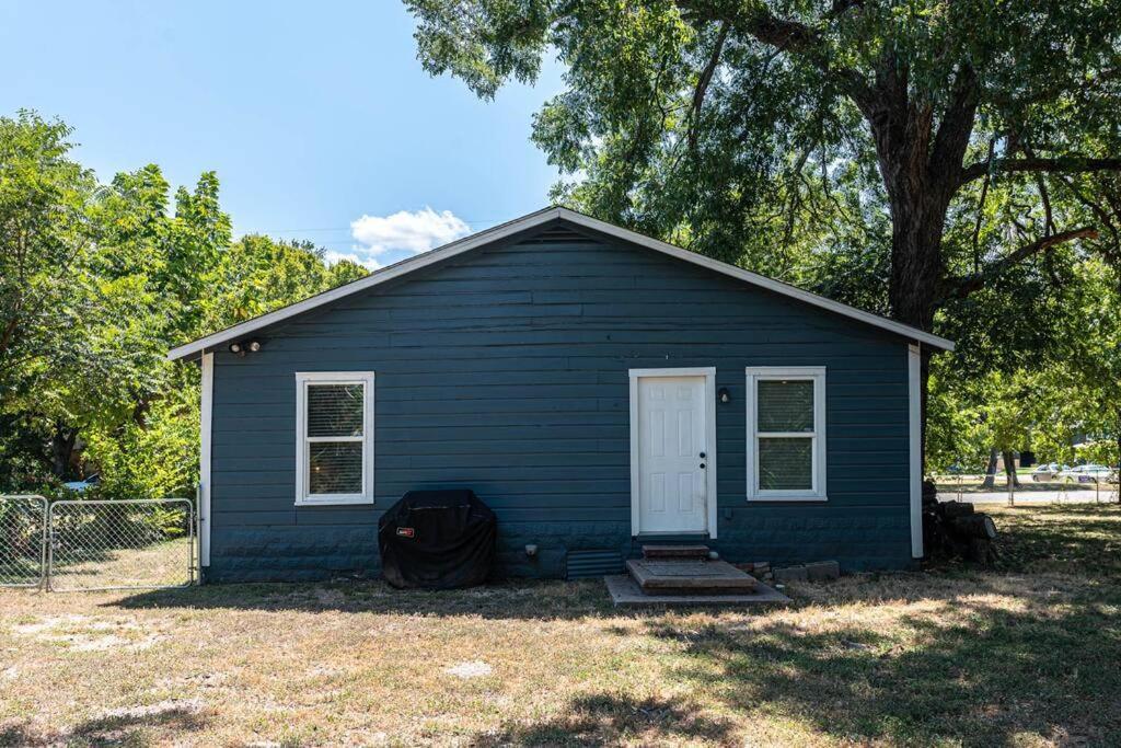 Escape To A Restored 1920S East Waco Bungalow Экстерьер фото